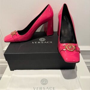 Brand new VERSACE Medusa Medallion Patent Leather Heels